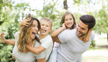 Zufriedene Familie 117310875_S_